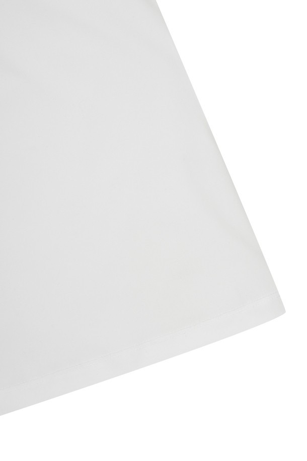 (W) 폴 모크 넥 베이스 레이어는 여성 골퍼를 위한 베이직 스타일의 긴소매 모크넥 상의입니다. 여름, 가을, 겨울 시즌에 착용 가능하며, 슬림핏, 데일리핏, 오버핏으로 다양한 스타일을 연출할 수 있습니다. 가볍고 탄탄한 원단으로 제작되었으며, 시접 없는 봉제 기법과 소매 끝단 제원단 시보리 마감으로 깔끔한 디자인을 자랑합니다. 오른쪽 소매 끝단에는 골들베어 레터링 프린트가 포인트로 들어가며, 비침 걱정 없이 편안하게 착용할 수 있습니다. 골프룩, 미니멀, 클래식 스타일을 즐겨 입는 분들께 추천합니다.
