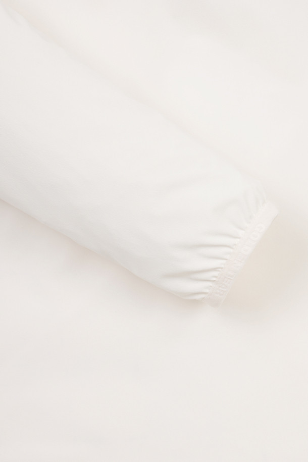 (W) 백 그래픽 우븐 스웨트 (W) Back Graphic Woven Sweat는 여성 골프 및 일상 용도로 디자인된 스포티 스타일의 상의입니다. 봄, 여름, 가을, 겨울 사계절 활용 가능한 제품으로, 트윌 소재로 제작되어 적당한 두께감을 제공합니다. 후드 지퍼 디자인과 소매 끝단 립밴드, 양쪽 밑단 스트링 스토퍼가 특징이며, 뒷면 레터링 로고 아플리케 아트워크가 돋보입니다. 슬림핏 또는 오버핏으로 연출 가능하며, 왼쪽 가슴 베어 와펜과 왼쪽 소매 시그니처 와펜이 디자인 포인트를 더합니다.
