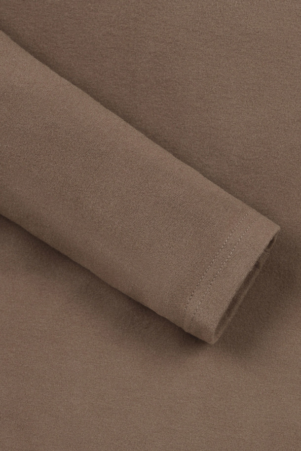 (W) A/R 소프트 터치 카라 티셔츠는 여성 골퍼들을 위한 베이직 스타일의 긴소매 골프 티셔츠입니다. 아이보리, 핑크, 브라운 세 가지 컬러로 출시되었으며, 봄, 가을, 겨울 시즌에 착용하기 좋습니다. 부드러운 촉감의 아크릴, 레이온, 폴리우레탄 혼방 소재로 제작되었으며, 보온성을 위한 기모 안감이 특징입니다. 돌로 카라넥 디자인과 좌측 가슴의 시그니처 뉴베어 자수 와펜이 돋보이며, 슬림핏, 데일리핏, 오버핏으로 다양한 스타일을 연출할 수 있습니다. 밑단과 소매단 삼봉 마감으로 깔끔함을 더했습니다.
