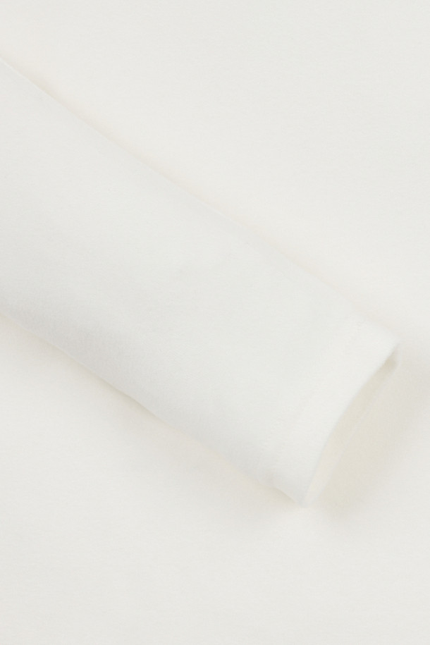 (W) A/R 소프트 터치 카라 티셔츠는 여성 골프 및 일상복으로 활용 가능한 긴소매 티셔츠입니다. 아이보리, 핑크, 브라운 세 가지 색상으로 출시되었으며, 부드러운 촉감의 아크릴레이온, 폴리우레탄 혼방 소재로 제작되었습니다. 베이직 스타일의 무지 디자인에 슬림핏, 데일리핏, 오버핏으로 다양한 핏을 제공하며, 보온 기능과 기모 안감으로 따뜻함을 더했습니다. 좌측 가슴에는 시그니처 뉴베어 자수 와펜이 포인트로 들어가 있으며, 밑단과 소매단은 삼봉 마감 처리로 깔끔하게 마무리되었습니다.
