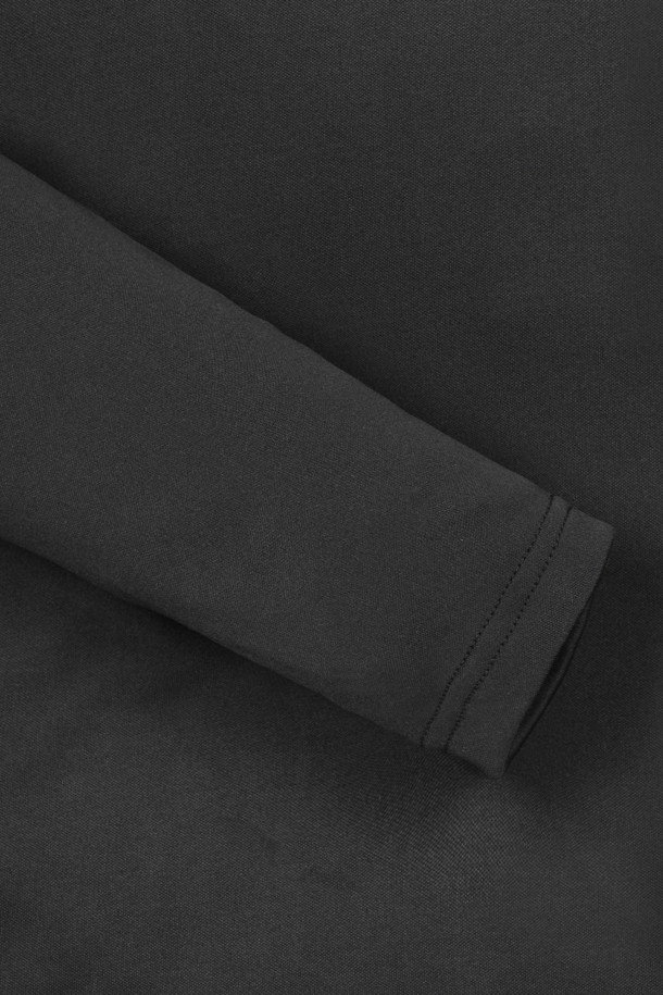 (W) 컬러 컨트라스트 베이스레이어는 여성 골프 및 일상용으로 적합한 긴소매 모크넥 베이스레이어입니다. 가을, 겨울 시즌에 어울리는 슬림핏 또는 오버핏으로 제작되었으며, 부드러운 촉감과 신축성을 제공합니다. 그레이, 블랙 컬러에 사이드 컬러 배색 패널 디자인으로 스포티한 무드를 연출하며, 왼쪽 가슴 자수 와펜으로 포인트를 더했습니다. 비침 걱정 없이 단품 티셔츠로도 활용 가능하여 미니멀하고 캐주얼한 스타일을 완성할 수 있습니다.
