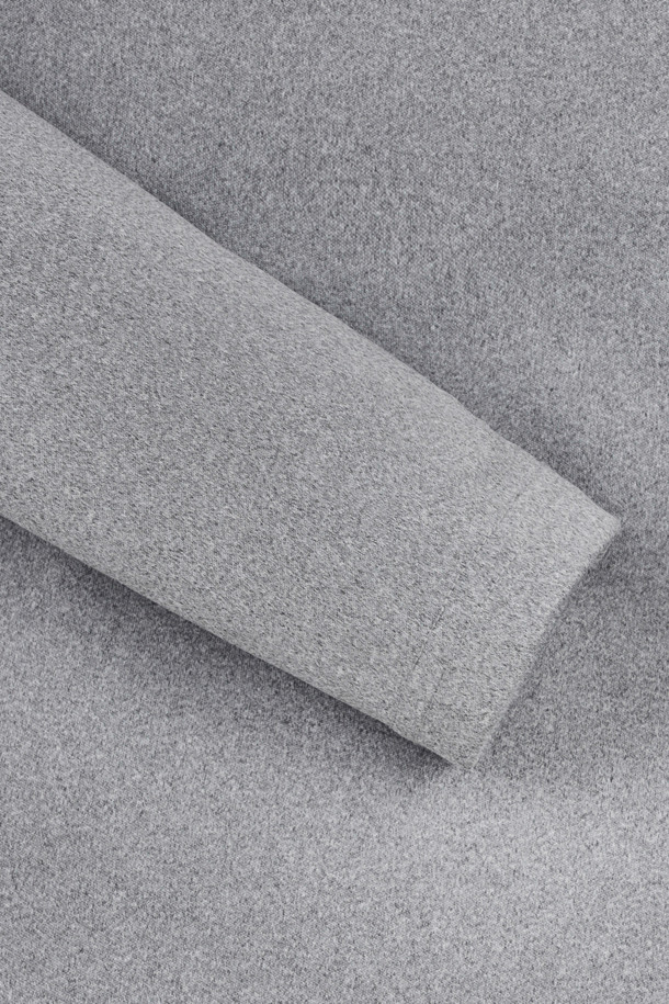 (W) 컬러 컨트라스트 베이스 레이어는 여성 골퍼 및 겨울철 데일리룩을 위한 슬림핏 또는 오버핏의 긴소매 모크넥 베이스 레이어입니다. 그레이, 블랙 두 가지 색상으로 출시되었으며, 스포티하고 미니멀한 스타일을 연출합니다. 부드러운 촉감과 신축성 있는 소재로 편안한 착용감을 제공하며, 사이드 컬러 배색 패널 디자인과 왼쪽 가슴 자수 와펜이 특징입니다. 비침이 없어 단품 티셔츠로도 활용 가능합니다. 가을, 겨울 시즌에 적합한 두께감의 베이직한 무지 스타일입니다.
