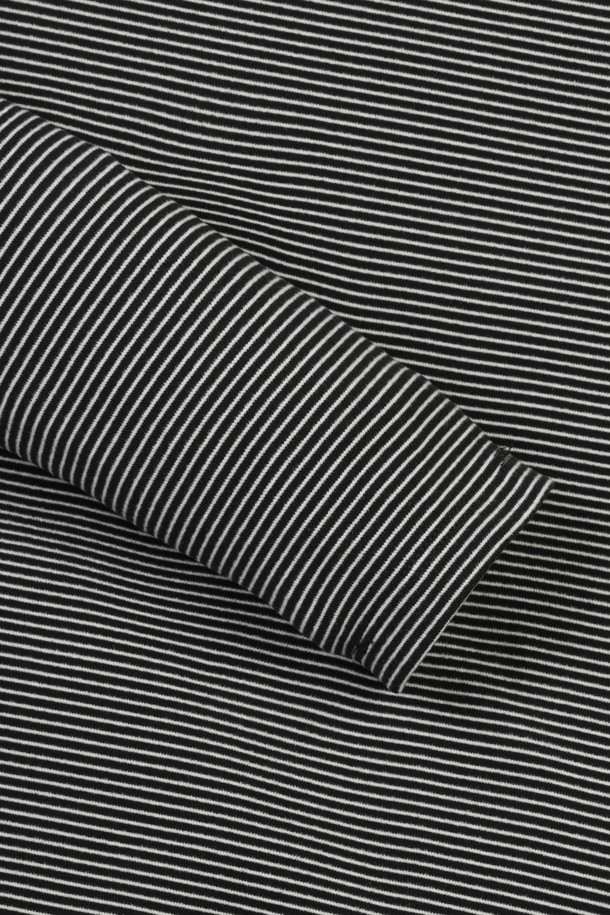 (W) 스트라이프 터틀넥 티셔츠는 가을, 겨울 시즌에 여성 골퍼와 일상에서 모두 활용하기 좋은 상의입니다. 부드러운 면 소재로 제작되어 편안한 착용감을 선사하며, 레귤러핏과 긴 소매 기장으로 안정적인 실루엣을 연출합니다. 베이직하면서도 스포티한 무드를 더해주는 그레이 컬러의 스트라이프 패턴이 특징입니다. 두꺼운 두께감의 터틀넥 디자인으로 보온성을 높여 골프룩, 미니멀룩 등 다양한 스타일링에 활용하기 좋습니다.
