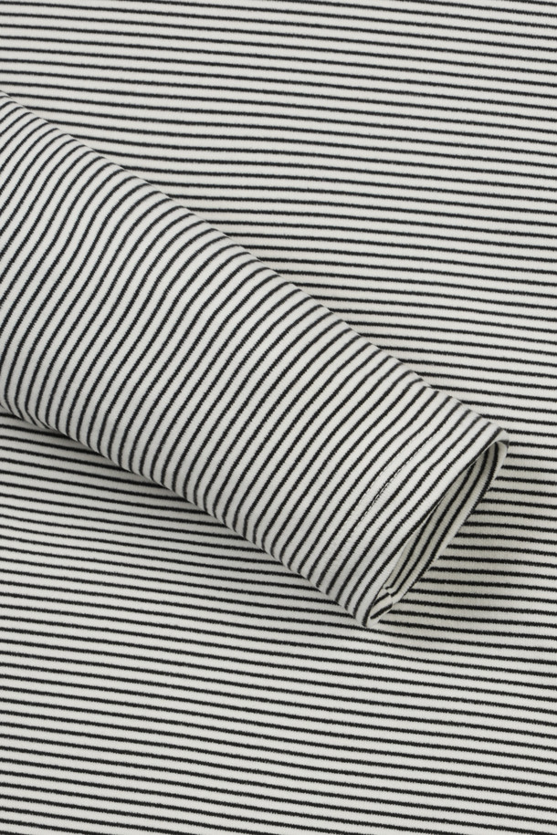 (W) 스트라이프 터틀넥 티셔츠는 여성 골프 및 일상용 상의입니다. 부드러운 면 소재로 제작되어 가을, 겨울 시즌에 따뜻하고 편안하게 착용할 수 있습니다. 기본 스타일의 레귤러 핏 디자인에, 그레이 색상과 스트라이프 패턴으로 클래식하고 미니멀한 무드를 연출합니다. 긴 소매와 터틀넥 디자인은 보온성을 높여주며, 골프룩으로도 활용 가능합니다. 얇은 두께감으로 레이어드하여 다양한 스타일을 연출할 수 있습니다.
