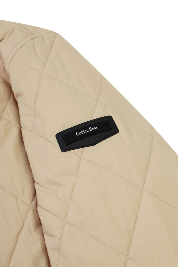 (W) 퀼티드 브이넥 스웨트는 여성 골프 및 일상룩을 위한 따뜻하고 스타일리시한 상의입니다. 부드러운 폴리에스테르 소재에 퀄팅 패턴과 패딩 안감으로 보온성과 방풍 기능을 갖췄습니다. 슬림핏 디자인에 브이넥 라인으로 세련된 느낌을 더하고, 베이지와 블랙 두 가지 색상으로 출시되었습니다. 스트링 밑단, 립밴드 소매단, 사이드 스냅 버튼 포켓, 버릿베어 자수 와펜, 오각 티꽂이 와펜 등의 디테일이 돋보입니다. 가을, 겨울 시즌 스포티하고 캐주얼한 스타일을 연출하기 좋습니다.
