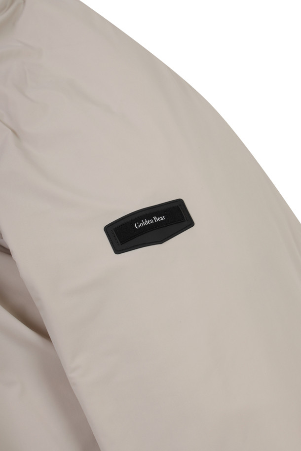 (W) 패디드 우븐 스웨트는 여성용 상의로, 아이보리와 베이지 두 가지 색상으로 출시되었습니다. 부드러운 촉감의 폴리에스테르 소재에 패딩 안감을 더해 보온성을 높였으며, 레귤러핏 라운드넥 디자인으로 편안한 착용감을 선사합니다. 봄, 가을, 겨울 세 계절 모두 착용 가능하며, 스포티, 캐주얼, 미니멀한 스타일을 연출할 수 있습니다. 특히 골프룩에 적합하며, 무지 디자인에 패딩 디테일이 더해져 포인트를 줍니다.
