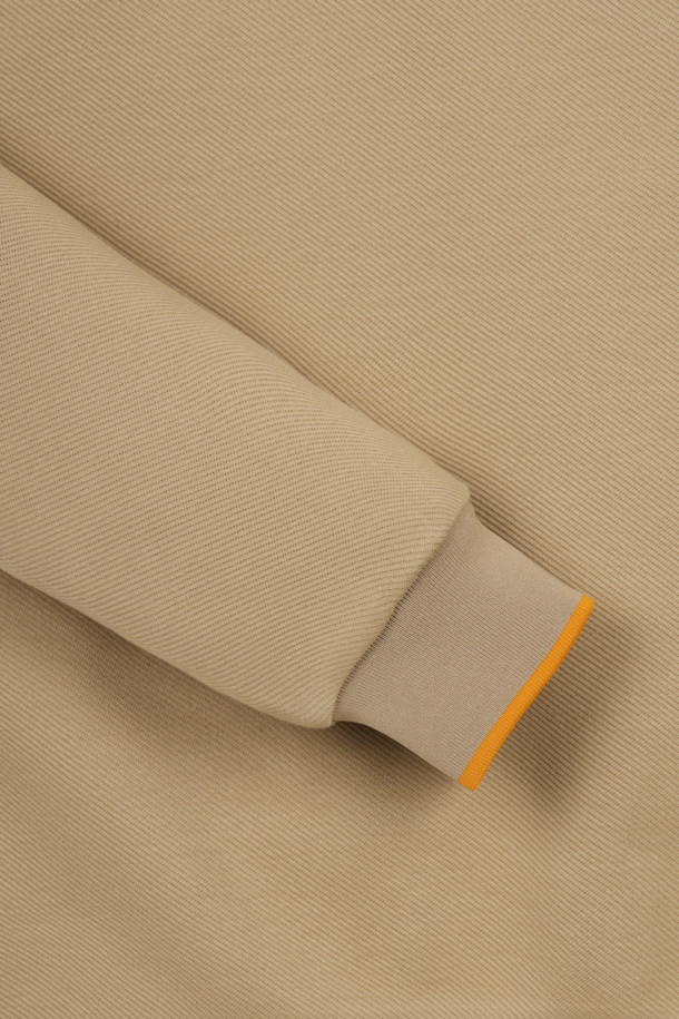 (W) 플리스 라인 로고 스웨트는 여성 골프 및 일상용 상의입니다. 아이보리, 베이지, 와인 3가지 색상으로 출시되었으며, 트윌 조직 느낌의 저지 원단에 부드러운 촉감과 기모 안감이 특징입니다. 라운드넥에 긴 소매, 데일리핏, 슬림핏, 오버핏으로 다양한 스타일 연출이 가능하며, 넥과 밑단 립조직 컬러립 포인트, 탄탄한 안티필링 1X7 립밴드, 왼쪽 가슴 뉴베어 자수와 레터링이 돋보입니다. 베이직한 디자인으로 캐주얼 및 미니멀 스타일을 연출할 수 있습니다.
