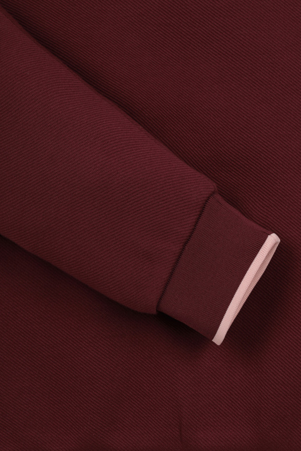 (W) 플리스 라인 Logo 스웨트는 여성 골퍼와 캐주얼 스타일을 선호하는 분들을 위한 베이직 스타일의 상의입니다. 아이보리, 베이지, 와인 3가지 색상으로 출시되었으며, 봄, 가을, 겨울 시즌에 착용하기 좋습니다. 두꺼운 두께감의 저지 소재에 부드러운 촉감의 플리스 안감을 더해 보온성을 높였습니다. 넥과 밑단 립조직의 컬러 립 포인트와 왼쪽 가슴의 뉴베어 자수 디테일이 특징이며, 넥라인, 소매단, 밑단에 안티필링 1X7 립밴드를 적용하여 늘어짐을 방지했습니다. 슬림핏, 데일리핏, 오버핏으로 다양한 스타일 연출이 가능합니다.
