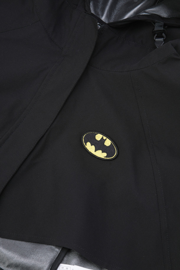 (W)(골든 베어 X 배트맨) 배트맨 판쵸는 여성 고객을 위한 아우터입니다. 일상생활과 우천 시에 착용하기 적합하며, 여름, 가을, 겨울 계절에 걸쳐 활용할 수 있습니다. 배트맨 윙 디자인, 착용 시 왼쪽 가슴 배트맨 자수, 후면 하단 골든베어 레터링이 특징이며, 배트맨 콜라보레이션 컬렉션으로 출시되었습니다. 캐주얼, 스포티 스타일을 연출하며 여행룩에 잘 어울립니다. 방수 소재에 슬림핏 또는 오버핏으로 연출 가능하며, 후드 스트링으로 여밈 방식을 조절할 수 있는 레귤러 기장의 판초입니다.
