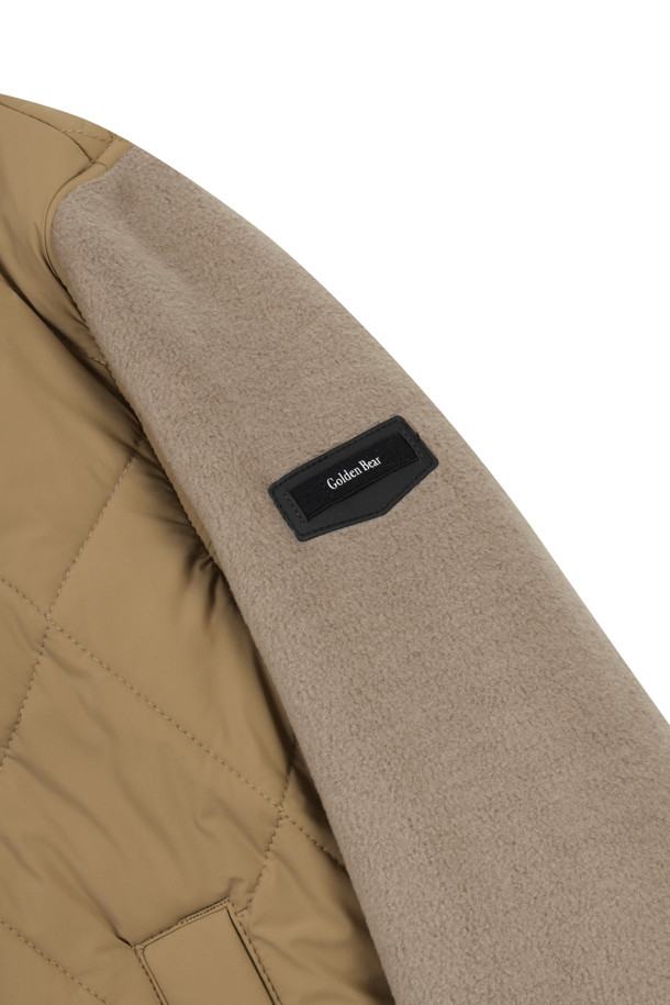 (W) 플리스 하이브리드 패딩 재킷은 여성용 아우터로, 겨울철 골프 및 일상복으로 활용하기 좋습니다. 부드러운 플리스 소재와 퀼팅 처리로 따뜻함과 편안함을 동시에 제공하며, 슬림핏, 데일리핏, 오버핏 등 다양한 핏으로 연출 가능합니다. 베이지, 블랙 두 가지 색상으로 출시되었으며, 다이아몬드 퀼팅 패턴, 립조직 배색, 골드베어 레터링, 버릿베어 자수, 오각 와펜 등 섬세한 디자인 장식이 돋보입니다. 후드 스트링/스토퍼 조절, 사이드 스냅버튼 포켓, 세미 오토락 지퍼풀러 등의 부가 기능으로 실용성을 더했습니다.
