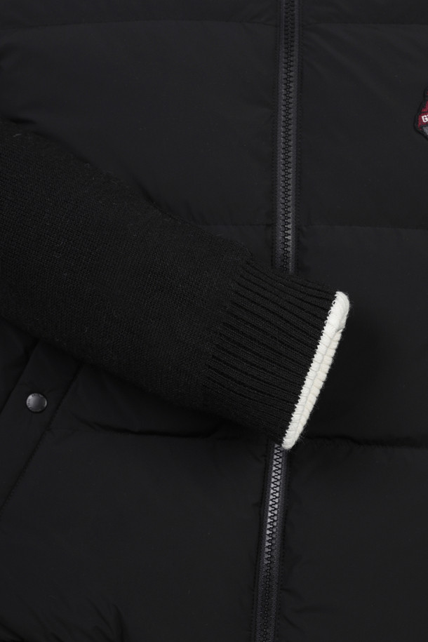 (W) 니트 하이브리드 다운 재킷은 여성용 아우터로, 가을과 겨울에 골프 또는 일상생활에서 스포티하고 캐주얼한 스타일을 연출하기 좋습니다. 니트 소매와 다운 충전재 바디의 하이브리드 디자인으로 보온성과 활동성을 동시에 잡았습니다. 그레이, 블루 두 가지 색상으로 출시되었으며, 슬림핏, 레귤러핏, 오버핏 등 다양한 핏으로 만나볼 수 있습니다. 방풍 기능과 부드러운 촉감의 나일론 안감이 특징이며, 시그니처 자수, 대각선 지퍼 포켓, 세미오토락 지퍼 등의 디테일이 돋보입니다.
