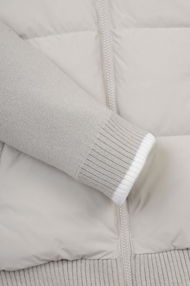 (W) 니트 하이브리드 다운 재킷은 여성용 아우터로, 가을과 겨울에 골프 및 일상생활에서 활용하기 좋습니다. 그레이와 블루 두 가지 색상으로 출시되었으며, 슬림핏 또는 오버핏으로 연출할 수 있습니다. 울과 나일론 혼방 소재에 두꺼운 두께감으로 보온성을 높였고, 부드러운 촉감을 선사합니다. 방풍 소매 안감, 20oz 플리스 충전재, 시그니처 자수, 대각선 지퍼 포켓 등 다양한 디테일이 돋보이는 하이브리드 다운 재킷입니다. 캐주얼, 스포티, 미니멀 스타일을 원하는 고객에게 적합합니다.
