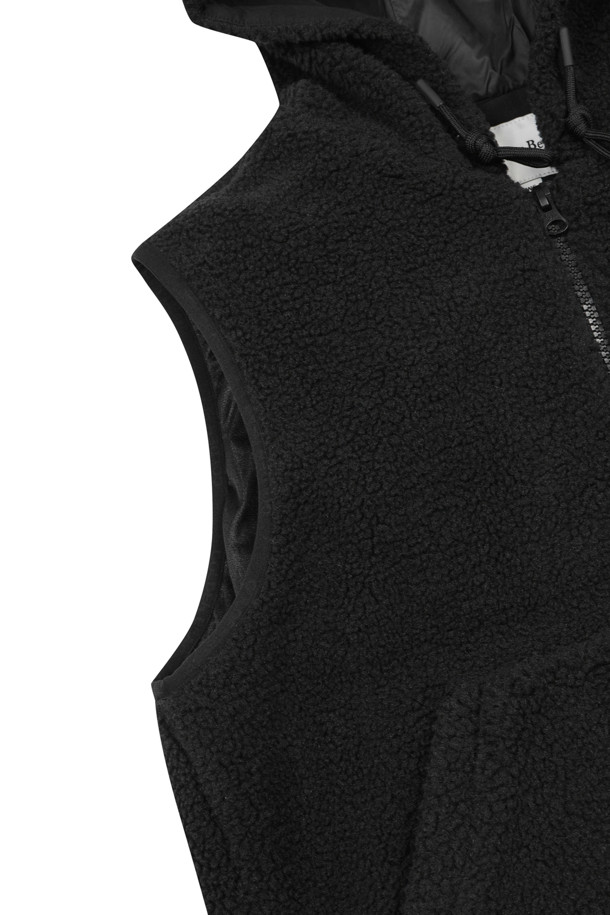 (W) 백 그래픽 플리스 베스트는 여성 골퍼 및 캐주얼 스타일을 선호하는 분들을 위한 아이템입니다. 부드러운 플리스 소재로 제작되어 가을, 겨울 시즌에 따뜻하고 편안한 착용감을 제공합니다. 블랙 컬러에 등판 로고 그래픽 디자인으로 스포티한 무드를 더했습니다. 레귤러 핏의 집업 스타일이며, 민소매 디자인으로 활동성을 높였습니다. 두꺼운 두께감으로 보온성을 강조하여 골프룩 또는 일상복으로 활용하기 좋습니다.
