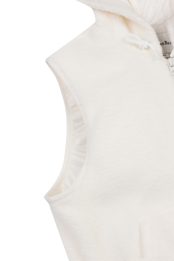 (W) 백 그래픽 플리스 베스트는 여성 고객을 위한 플리스 소재의 집업 베스트입니다. 부드러운 촉감의 아이보리 컬러로, 가을, 겨울 시즌 골프 또는 일상에서 스포티하고 캐주얼한 스타일을 연출할 수 있습니다. 슬림핏 디자인에 레귤러 기장으로 제작되었으며, 양쪽 사이드 포켓과 왼쪽 가슴의 뉴베어 자수 와펜, 립조직 배색이 특징입니다. 보온과 통기 기능으로 쾌적함을 유지하며, 울 접밴드 마감으로 깔끔함을 더했습니다.
