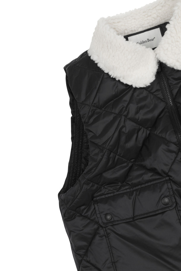 (W) 플리스 카라 퀼팅 베스트는 여성용 아우터로, 가을과 겨울에 골프 또는 일상에서 캐주얼하고 스포티하게 연출하기 좋은 아이템입니다. 블랙 컬러의 퀼팅 패턴이 돋보이며, 부드러운 촉감과 두꺼운 두께로 따뜻함을 제공합니다. 집업 스타일과 레귤러핏으로 편안한 착용감을 선사하며, 플리스 카라와 포켓 디테일이 실용성을 더합니다. 민소매 디자인으로 활동성을 높여 골프룩 연출에 적합합니다.
