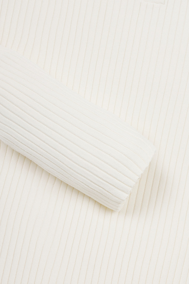 (W) 리브드 칼라 니트는 가을, 겨울 시즌 여성 골프룩 및 겨울 데일리룩 연출에 적합한 베이직 스타일의 니트/스웨터입니다. 아이보리, 블랙, 레드의 세 가지 색상으로 출시되었으며, 슬림핏, 데일리핏, 오버핏으로 다양한 핏을 즐길 수 있습니다. 칼라넥 디자인과 긴 소매, 골지/스트라이프 패턴이 특징이며, 중앙 플라켓 버튼 디테일과 후면 골드베어 자수 장식이 돋보입니다. 신축성 있는 니트 소재로 제작되었으며, 비침 걱정 없이 착용 가능합니다. 시즌 한정 곰 와펜으로 포인트를 더했습니다.
