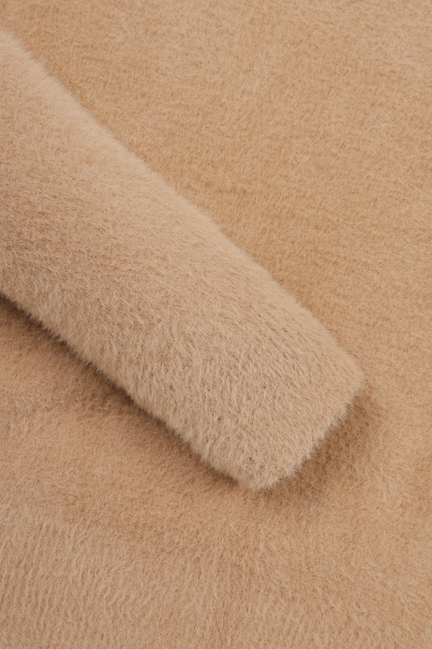 (W) 플러피 얀 후드 니트는 부드러운 날개사 소재로 제작되어 포근한 착용감을 선사합니다. 여성들을 위한 세미 오버핏 스타일로, 캐주얼, 스포티, 미니멀 무드를 연출하기 좋습니다. 베이지, 옐로우 그린, 핑크 세 가지 색상으로 출시되었으며, 봄, 가을, 겨울 시즌에 착용하기 적합합니다. 특히, 좌측 가슴 부분의 시즌 한정 비니 베어 와펜이 디자인 포인트입니다. 소매와 밑단은 1X7 립조직으로 편직되었으며, 크롭 기장과 후드 디자인이 특징입니다.
