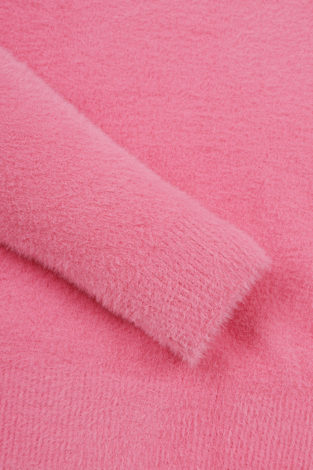 (W) 플러피 얀 후드 니트는 부드러운 촉감과 보온성을 갖춘 여성용 상의입니다. 플러피한 텍스처와 무지 패턴으로 캐주얼하고 스포티한 스타일을 연출하며, 가을/겨울 시즌 골프룩으로도 활용 가능합니다. 레귤러핏에 긴 소매, 후드 네크라인 디자인으로 편안함을 더했습니다. 두꺼운 두께감으로 따뜻하게 착용할 수 있으며, 핑크 컬러가 사랑스러운 분위기를 선사합니다. 플리스 소재로 제작되어 부드러운 착용감을 제공합니다.
