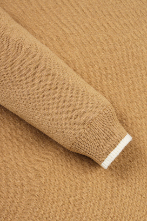 (W) 윈드프루프 라이닝 풀오버 니트는 여성 골프 의류로, 겨울철 라운딩과 일상에서 모두 활용 가능한 제품입니다. 아이보리, 베이지, 블루 세 가지 색상으로 출시되었으며, 울 혼방 소재에 방풍 안감을 더해 보온성을 극대화했습니다. 등판 자카드 아트웨올, 배색 포인트, 넥/소매/밑단 립 조직 등 섬세한 디자인 디테일을 살렸으며, 소매 밑단 배색 컬러 포인트와 전면 좌측 가슴 시그니처 자수 디테일이 특징입니다. 슬림핏, 데일리핏, 오버핏 세 가지 핏으로 폭넓은 스타일 연출이 가능합니다.
