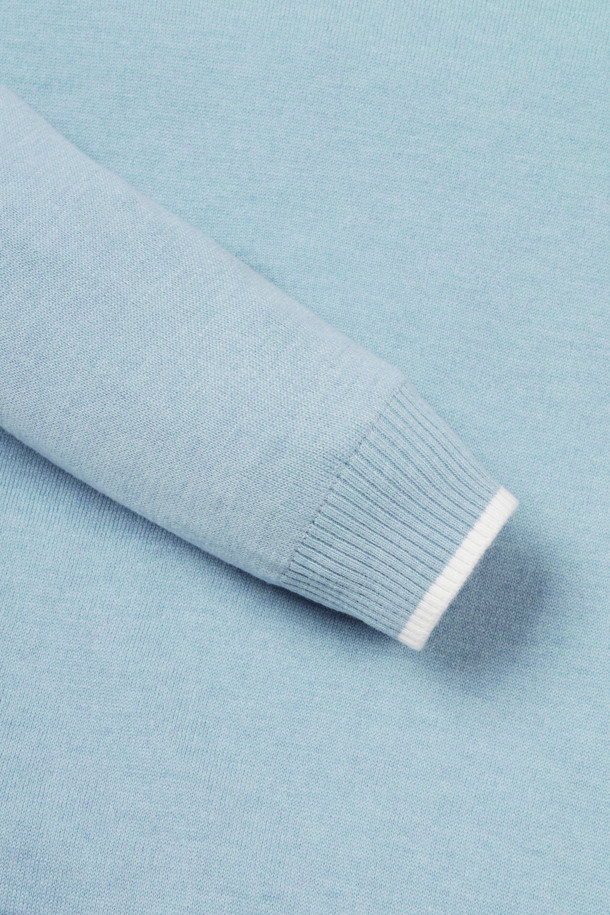 (W) 윈드프루프 라이닝 풀오버 니트는 여성 골프 및 일상 용도로 디자인된 따뜻하고 세련된 상의입니다. 아이보리, 베이지, 블루 3가지 색상으로 출시되었으며, 가을, 겨울 시즌에 적합합니다. 울 소재의 부드러운 터치감과 두꺼운 두께감으로 보온성을 높였으며, 방풍 안감 처리가 되어 있습니다. 등판 자카드 아트웨어, 배색 포인트 디자인, 넥/소매/밑단의 립 조직, 소매 밑단 배색 컬러 포인트, 전면 좌측 가슴 시그니처 자수 등 섬세한 디테일이 돋보입니다. 슬림핏, 데일리핏, 오버핏으로 다양한 스타일 연출이 가능하며, 라운드넥과 긴소매 디자인으로 포근함을 더했습니다.
