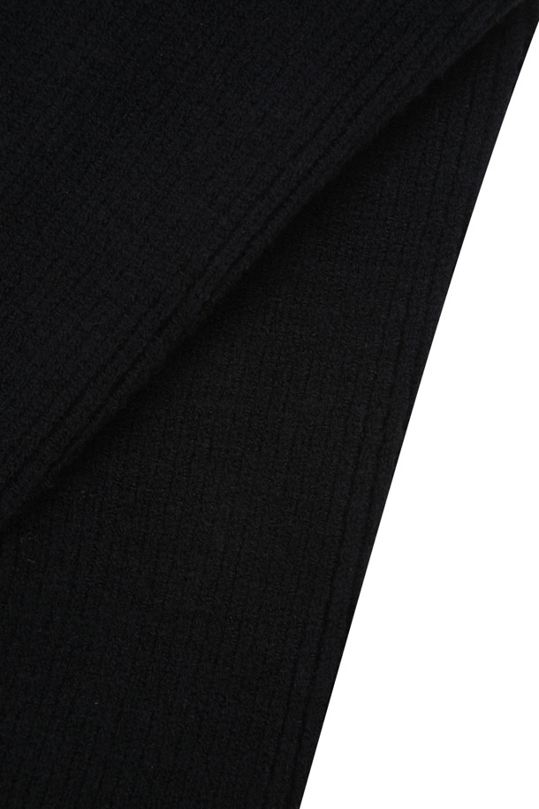 블랙 컬러의 버튼 레그워머입니다. 가을, 겨울 시즌에 여성 및 남성 모두 착용 가능하며, 골프룩과 캐주얼, 미니멀, 클래식 스타일을 연출하기 좋습니다. 두꺼운 두께감으로 보온성을 높였으며, 무지 디자인에 버튼 디테일을 더해 포인트를 주었습니다. 일상생활에서도 활용하기 좋은 아이템입니다.
