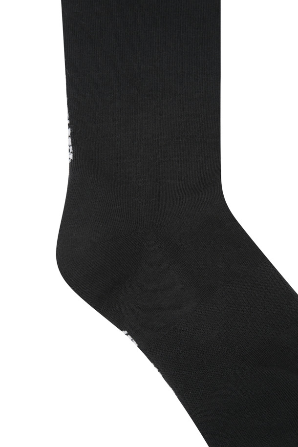 (W)(골든베어 X 배트맨) 배트맨 로고 그래픽 니삭스입니다. 골프룩에 어울리는 스포티하고 캐주얼한 스타일의 니삭스로, 200침수 고밀도 면 소재로 제작되어 밀착감 있는 착용감을 선사합니다. 화이트 컬러 바탕에 상단 배색 스트라이프 디자인, 뒤쪽 발목 레터링 로고, 그리고 배트맨 로고와 캐릭터 패턴이 특징입니다. 발등 부분 니트 조직을 추가하고, 발바닥 파일 작업을 통해 편안함을 더했습니다. DC WB 라이센스 제품으로, 골프를 즐기는 동안 개성 넘치는 스타일을 연출할 수 있습니다.
