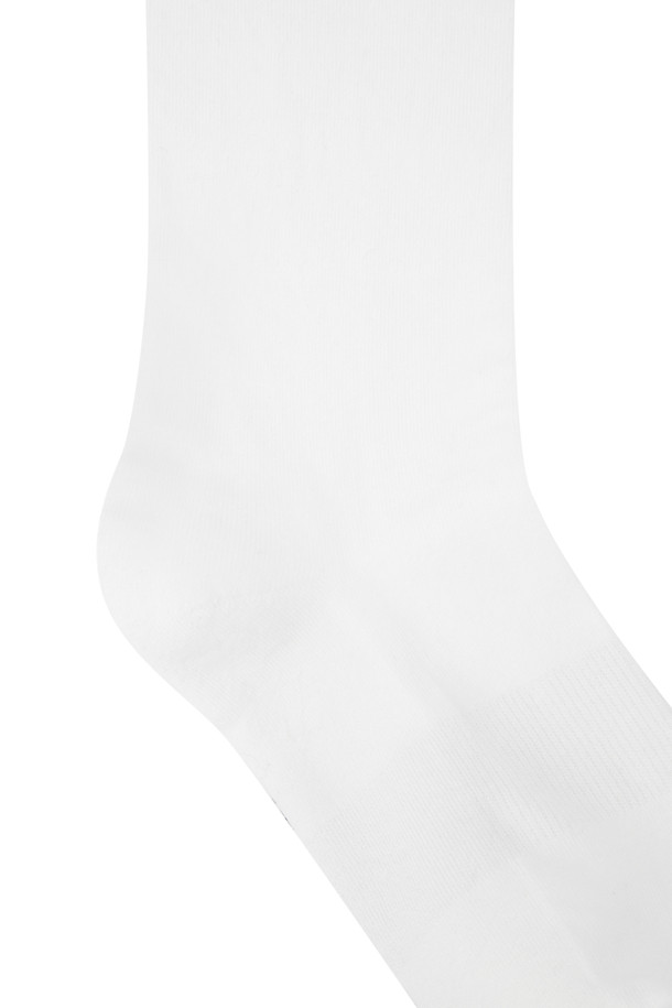 (W)(골든베어 X 배트맨) 배트맨 로고 그래픽 니삭스입니다. 골프룩에 잘 어울리는 스포티하고 캐주얼한 스타일의 양말로, 화이트 컬러에 배트맨 로고, 스트라이프, 캐릭터 패턴이 특징입니다. 면 소재로 제작되어 사계절 내내 착용 가능하며 흡습 기능이 있어 쾌적함을 유지해줍니다. 200침수 고밀도 원단과 발등 부분 니트 조직, 발바닥 파일 작업으로 편안한 착용감을 제공하며, 발등 부분 밀착감을 개선한 설계가 적용되었습니다. 자수 및 레터링 디자인으로 포인트를 더한 배트맨 콜라보레이션 제품입니다.
