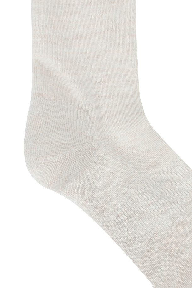 (W) 스트라이프 울 니삭스는 여성 골프룩, 가을 나들이룩, 겨울 데일리룩에 모두 잘 어울리는 클래식, 미니멀, 캐주얼 스타일의 양말입니다. 아이보리, 블랙 두 가지 색상으로, 울 혼방 소재의 두꺼운 두께감과 부드러운 촉감이 특징입니다. 발바닥 파일 편직으로 편안한 착용감을 제공하며, 상단 두 줄의 톤온톤 스트라이프 패턴과 버릿베어 자수, 로고 자카드 디자인으로 고급스러운 외관을 자랑합니다. 가을, 겨울 시즌에 따뜻하고 스타일리시하게 연출할 수 있는 아이템입니다.
