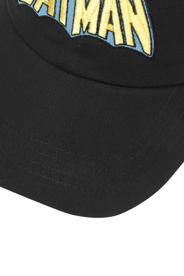 (U)(골든 베어 X 배트맨) 배트맨 레터링 백그래픽 볼캡은 골프는 물론, 일상에서도 활용하기 좋은 모자입니다. 블랙 컬러의 면 소재로 제작되어 부드러운 촉감을 선사하며, 일반적인 모자 깊이와 챙 넓이로 편안한 착용감을 제공합니다. 배트맨 캐릭터와 레터링, 로고 자수 디테일이 돋보이는 디자인으로, 캐주얼, 미니멀, 스포티한 스타일을 연출하기 좋습니다. 특히, 백그래픽 디자인은 뒷모습까지 스타일리시하게 만들어줍니다. 봄, 여름, 가을 시즌에 착용하기 적합합니다.
