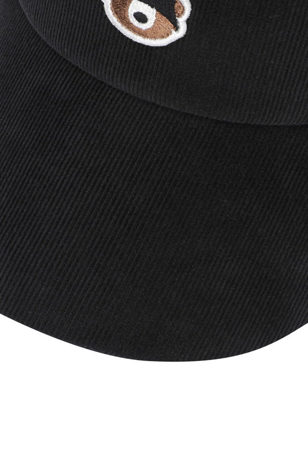 (W) 코듀로이 바이저는 여성 골프룩에 어울리는 클래식하고 미니멀한 스타일의 바이저입니다. 아이보리, 브라운, 블랙 3가지 색상으로 출시되었으며, 부드러운 코듀로이 소재와 코튼 소재를 혼방하여 제작되었습니다. 이마 부분은 메쉬 안감으로 처리하여 통기성을 높였으며, 7.5cm의 모자 깊이와 8.5cm의 챙 넓이로 얼굴이 작아 보이는 효과를 줍니다. 사이즈 조절이 가능한 메달 버클, 로고 직자수, 자수 와펜 디테일이 돋보이며, 봄, 여름 시즌에 착용하기 좋습니다.
