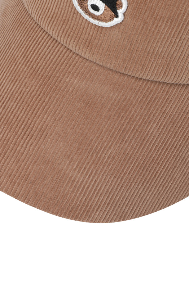 (더블유) 코듀로이 바이저는 여성 골프룩을 위한 클래식하고 미니멀한 스타일의 모자입니다. 아이보리, 브라운, 블랙 세 가지 색상으로 출시되었으며, 부드러운 코듀로이 소재와 낮은 모자 깊이로 편안한 착용감을 선사합니다. 8.5cm 챙 넓이에 자수 와펜, 로고 직자수, 메달 버클 디자인 장식이 더해져 세련된 포인트를 줍니다. 스트레치 기능과 메쉬 안감, 사이즈 조절 기능으로 활동성과 편의성을 높인 여성 전용 디자인입니다.
