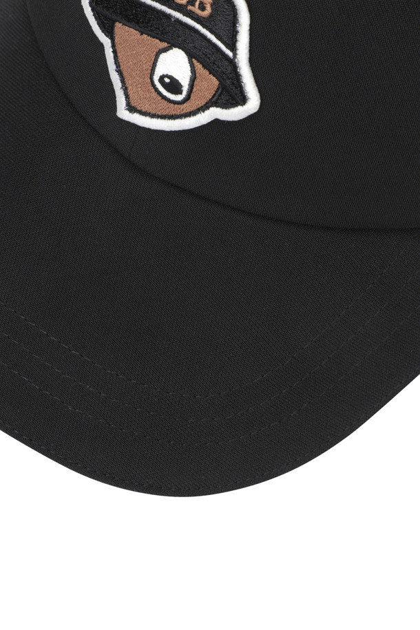 (UNI) 스트레쳐블 에어리 볼캡은 플리 소재로 제작되어 봄, 여름, 가을 시즌에 착용하기 좋습니다. 통기성이 뛰어나고, 스트레치 기능으로 편안한 착용감을 제공하며, 사이즈 조절이 용이합니다. 격자무늬 패턴과 로고 와펜, 리플렉티브 디자인이 돋보이며, 챙 넓이는 7cm, 모자 깊이는 16cm입니다. 골프룩이나 산책룩 등 캐주얼, 스포티, 미니멀 스타일에 매치하기 좋습니다. 색상은 화이트, 블랙, 그린 3가지로 출시되었습니다.
