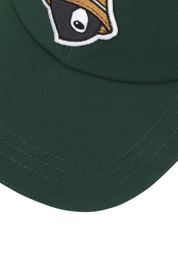 (U) 스트레쳐블 에어리 볼캡은 골프룩, 캐주얼, 미니멀 및 스포티 스타일을 위한 모자입니다. 부드러운 플리스 소재로 제작되었으며, 깊은 모자 깊이와 7cm 챙 넓이가 특징입니다. 화이트, 블랙, 그린 3가지 색상으로 출시되었으며, 무지 패턴에 로고 와펜과 리플렉티브 디자인 장식이 돋보입니다. 통기성, 사이즈 조절, 땀 흡수 기능을 갖췄으며, 격자 무늬 편칭, 제원단 스트랩 조절, 브랜드 로고 자카드 땀밴드, 벤틸레이션 아일렛 디테일로 기능성을 더했습니다. 봄, 여름, 가을 계절에 착용하기 좋습니다.