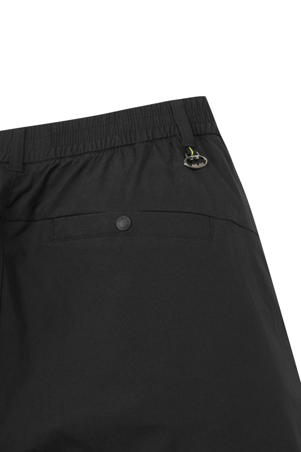 (U)(골든베어 X 배트맨) 지퍼 포켓 우븐 조거 팬츠는 남녀 공용으로, 캐주얼한 스타일을 연출하기 좋은 조거 팬츠입니다. 카키 및 블랙 두 가지 색상으로 출시되었으며, 봄, 여름, 가을, 겨울 사계절 모두 착용 가능합니다. 우븐 소재의 립스탑 패턴, 슬림핏/스트레이트핏/테이퍼드핏 등 다양한 핏으로 제작되어 편안한 착용감을 선사합니다. 양쪽 사이드 플랫 지퍼 카고 포켓, 무릎선 플랩 디자인, 벨트 고리, 배트맨 콜라보 전용 D링, 뒷면 포켓 스냅 버튼, 배트맨 콜라보 전용 티켓 와펜, 골든베어 레터링 프린트 등 디테일한 디자인이 돋보입니다. 골프룩, 캐주얼, 미니멀, 스트리트 스타일을 즐기는 분들께 추천합니다.
