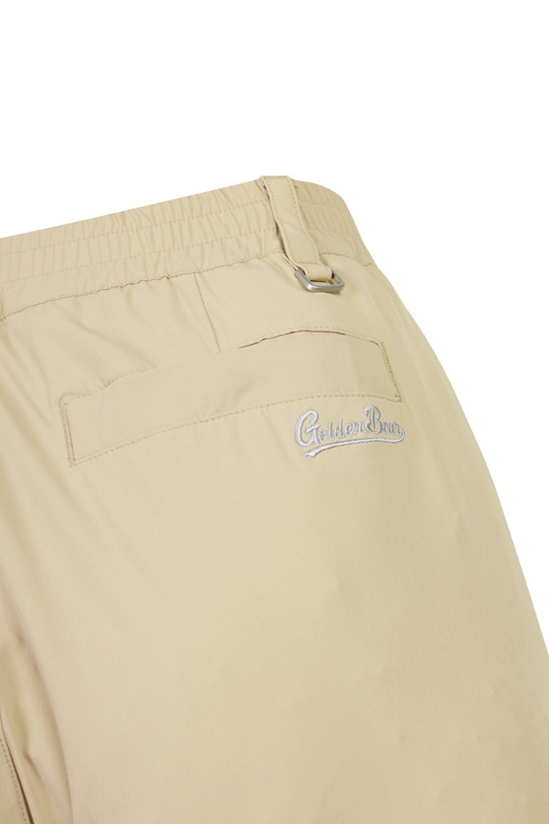 패턴 프린팅 팬츠는 남성용 카고 바지로, 봄, 가을, 겨울 계절에 착용하기 좋습니다. 베이지 컬러의 경량 스트레치 소재로 제작되어 스포티한 스타일을 연출합니다. 전체 밴딩 허리밴드와 밑단 스트링, 스토퍼로 편안한 착용감을 제공하며, 슬림핏, 스트레이트핏, 테이퍼드핏, 와이드핏 등 다양한 핏으로 선보입니다. 커브드 라인 로고 프린트가 돋보이며, 우측 플랩커버 아웃포켓과 전면 사선 싱글월 포켓 디테일로 실용성을 더했습니다. 골프룩, 여행룩, 캐주얼, 미니멀 스타일을 즐기는 분들에게 적합합니다.
