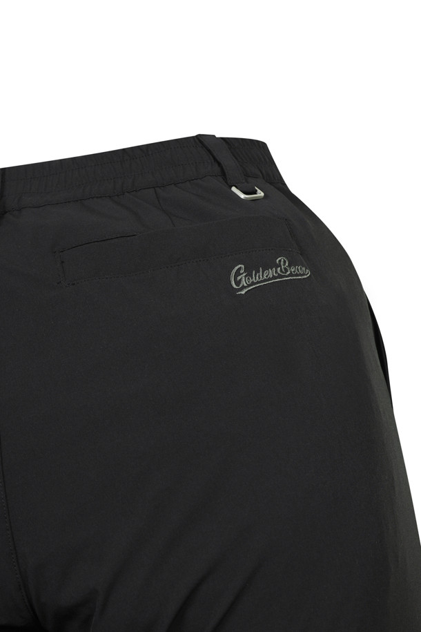 패턴 프린팅 팬츠는 남성용 카고 팬츠입니다. 베이지 컬러의 경량 스트레치 소재로 제작되었으며, 봄, 가을, 겨울 계절에 착용하기 좋습니다. 전체 밴딩 허리, 우측 플랩커버 아웃포켓, 전면 사선 싱글월트 포켓, 커브드 라인 로고 프린팅, 밑단 스트링 & 스토퍼 디테일이 특징입니다. 슬림핏, 스트레이트핏, 테이퍼드핏, 와이드핏으로 다양한 핏을 선택할 수 있으며, 골프룩, 가을 나들이룩, 스포티, 캐주얼, 미니멀 스타일을 연출하기 좋습니다.
