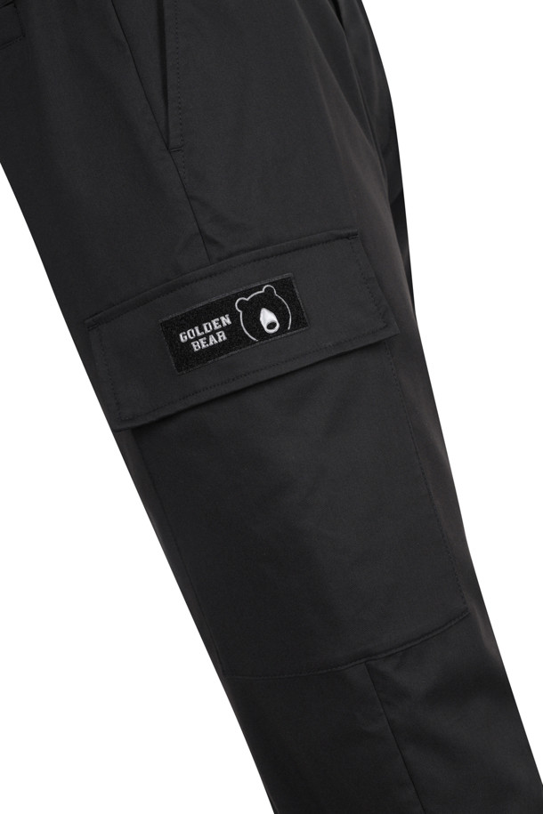 슬란트 카고 포켓 스트레이트 팬츠는 남성용 카고 팬츠로, 캐주얼, 스포티, 미니멀한 스타일을 연출하기에 적합합니다. 봄, 여름, 가을, 겨울 모든 계절에 착용 가능하며, 골프룩이나 여행룩에 매치하기 좋습니다. 블랙과 베이지 두 가지 색상으로 출시되었으며, 전체 밴딩으로 편안한 착용감을 제공합니다. 대각선 카고 포켓과 사이드 플랩 포켓, 벨크로 잠금 디테일이 특징이며, 우측 뒷 벨트 루프에는 D링이 있어 실용성을 더했습니다. 뻣뻣한 촉감의 슬림핏, 또는 스트레이트 핏으로 출시되었습니다.
