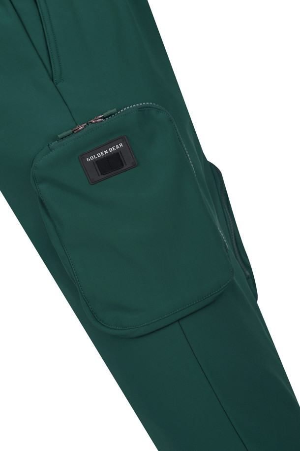 부드러운 촉감과 따뜻함을 선사하는 백 브러쉬드 조거 팬츠입니다. 남성용으로, 그린 컬러의 무지 디자인이 특징이며, 가을/겨울 시즌에 적합합니다. 릴랙스 핏과 조거핏으로 편안한 착용감을 제공하며, 두꺼운 기모 안감과 브러쉬드 가공으로 보온성을 높였습니다. 골프, 일상, 캠핑 등 다양한 TPO에 스포티, 캐주얼, 미니멀 스타일로 활용하기 좋습니다. 밴딩 처리된 허리 부분은 활동성을 더합니다.
