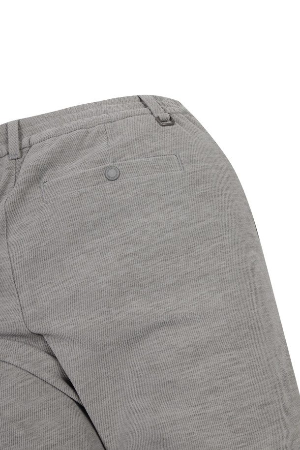 **코듀로이 스트링 조거 팬츠**는 부드러운 촉감의 코듀로이 소재로 제작되어 가을, 겨울철 따뜻하게 착용하기 좋습니다. 릴랙스핏으로 편안한 착용감을 제공하며, 스트링 디테일로 스타일리시함을 더했습니다. 무지 디자인에 그레이 컬러로 어떤 상의와도 매치하기 용이하여 캐주얼, 스포티, 클래식 등 다양한 스타일을 연출할 수 있습니다. 골프, 캠핑 등 아웃도어 활동은 물론, 일상에서도 활용 가능한 실용적인 조거 팬츠입니다. 밴딩 처리된 허리 부분은 활동성을 높여줍니다.
