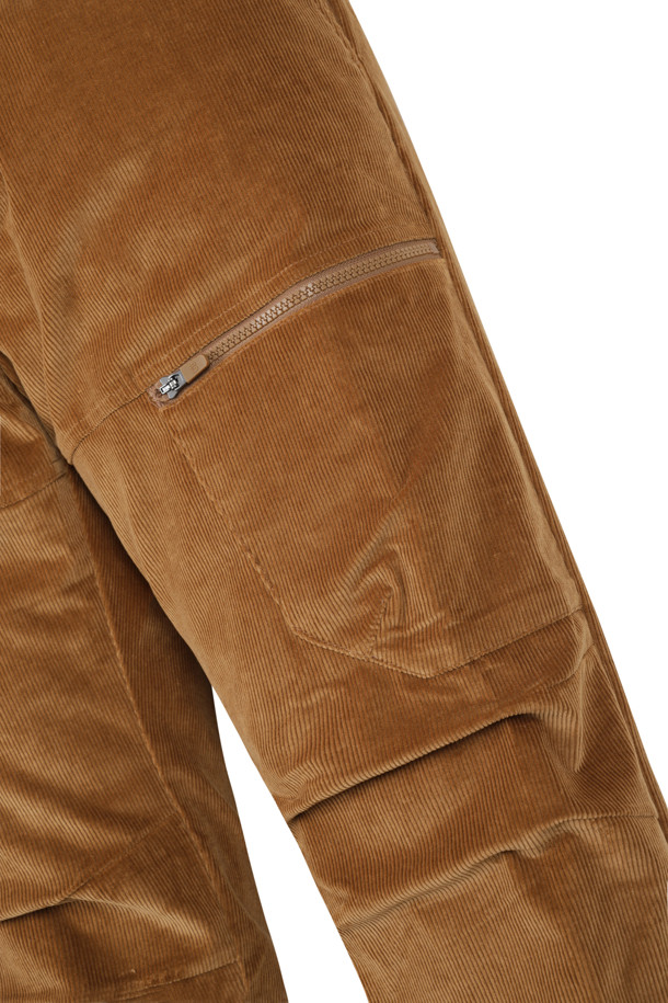 부드러운 코듀로이 소재로 제작되어 따뜻하고 편안한 착용감을 선사하는 코듀로이 밴딩 조거 팬츠입니다. 브라운 컬러의 무지 디자인으로 어떤 상의에도 잘 어울리며, 캐주얼, 스포티, 클래식 등 다양한 스타일을 연출할 수 있습니다. 허리와 밑단에 밴딩 처리를 하여 활동성을 높였으며, 카고 스타일의 디자인으로 포인트를 더했습니다. 가을, 겨울 시즌 골프룩은 물론 일상에서도 스타일리시하게 활용할 수 있는 릴랙스핏 조거 팬츠입니다.
