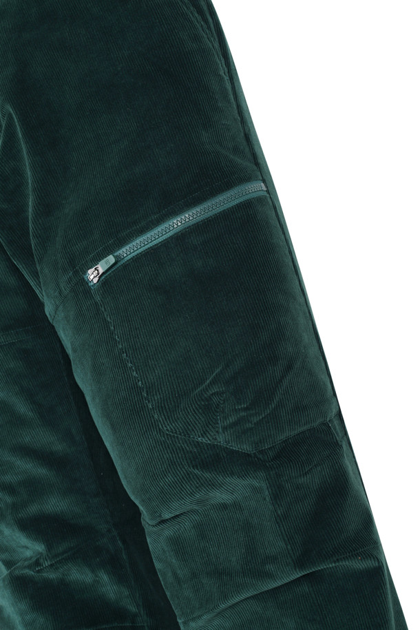 블랙 컬러의 코듀로이 밴딩 조거 팬츠입니다. 가을, 겨울 시즌에 적합하며, 캐주얼, 스포티, 미니멀 스타일을 모두 아우르는 디자인입니다. 두꺼운 두께감의 코듀로이 소재로 제작되어 부드러운 촉감을 선사하며, 릴랙스 핏으로 편안한 착용감을 제공합니다. 밑단 시보리 디테일이 있으며, 골프룩과 일상복 모두 활용 가능합니다. 남성용 조거 팬츠로, 활동적인 날에도 스타일리시함을 놓치지 않도록 디자인되었습니다.
