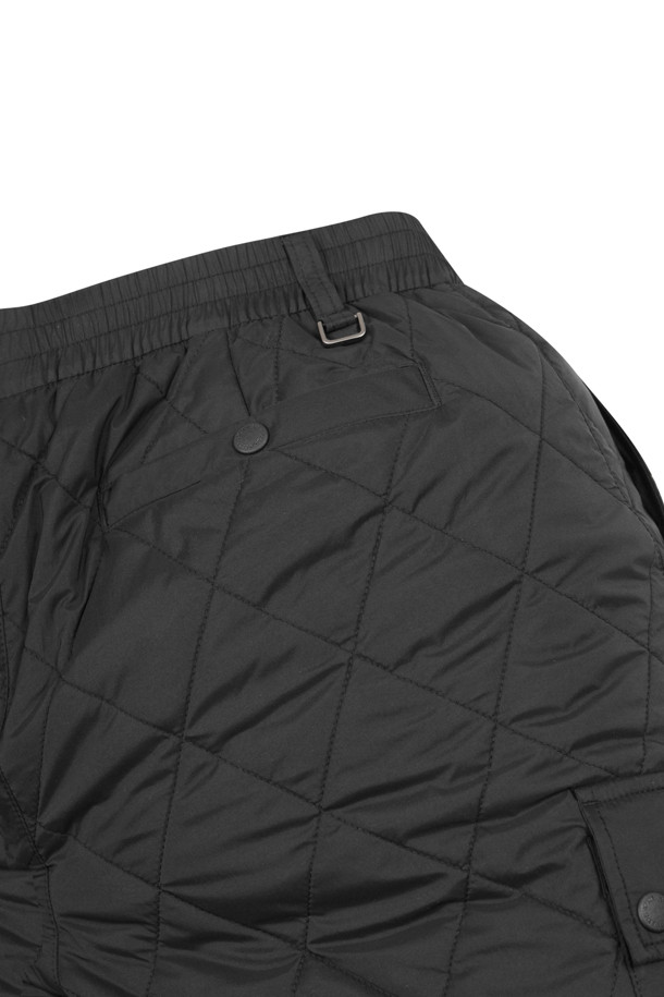 블랙 컬러의 퀄팅 조거 팬츠입니다. 남성용으로, 가을과 겨울에 따뜻하게 착용할 수 있습니다. 스포티하면서도 캐주얼한 스타일로 골프, 일상 등 다양한 TPO에 활용 가능합니다. 릴랙스 핏과 부드러운 촉감, 두꺼운 두께로 편안한 착용감을 선사하며, 밴딩 처리로 활동성을 높였습니다. 퀄팅 디테일과 조거 스타일이 돋보이는 보온성이 뛰어난 긴바지입니다.
