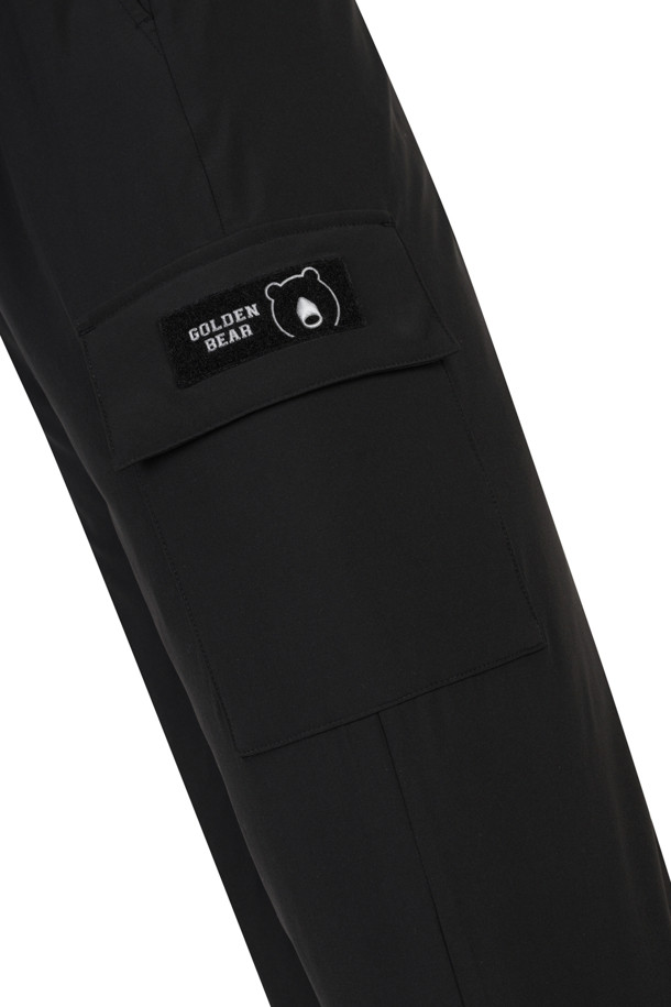 블랙 컬러의 다운 조거 팬츠입니다. 겨울철 추위에도 따뜻함을 유지해주는 다운 패딩 소재를 사용하여 보온성을 높였습니다. 스포티하면서도 캐주얼한 스타일로 골프, 일상 등 다양한 TPO에 활용할 수 있습니다. 릴랙스 핏과 부드러운 촉감으로 편안한 착용감을 선사하며, 발목 밴딩 디테일로 활동성을 더했습니다. 무지 디자인으로 미니멀한 스타일을 연출하기 좋습니다.
