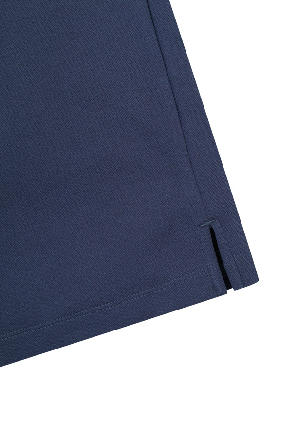 소프트 터치 피케 폴로 카라 반소매 티셔츠는 남성용 상의로, 부드러운 촉감이 특징입니다. 골프 및 일상복으로 활용 가능하며, 레드, 그린, 블루 세 가지 색상으로 출시되었습니다. 슬림핏, 레귤러핏, 오버핏 세 가지 핏과 레귤러 기장으로 제공됩니다. 폴로넥 디자인에 대비색상 칼라, 가슴 포켓, 곰 패치 장식, 밑단 사이드 슬릿 등의 디테일이 돋보입니다. 면, 폴리에스테르, 스판덱스 혼방 소재로 신축성과 속건 기능을 갖추어 여름, 가을, 겨울 모두 착용 가능합니다.
