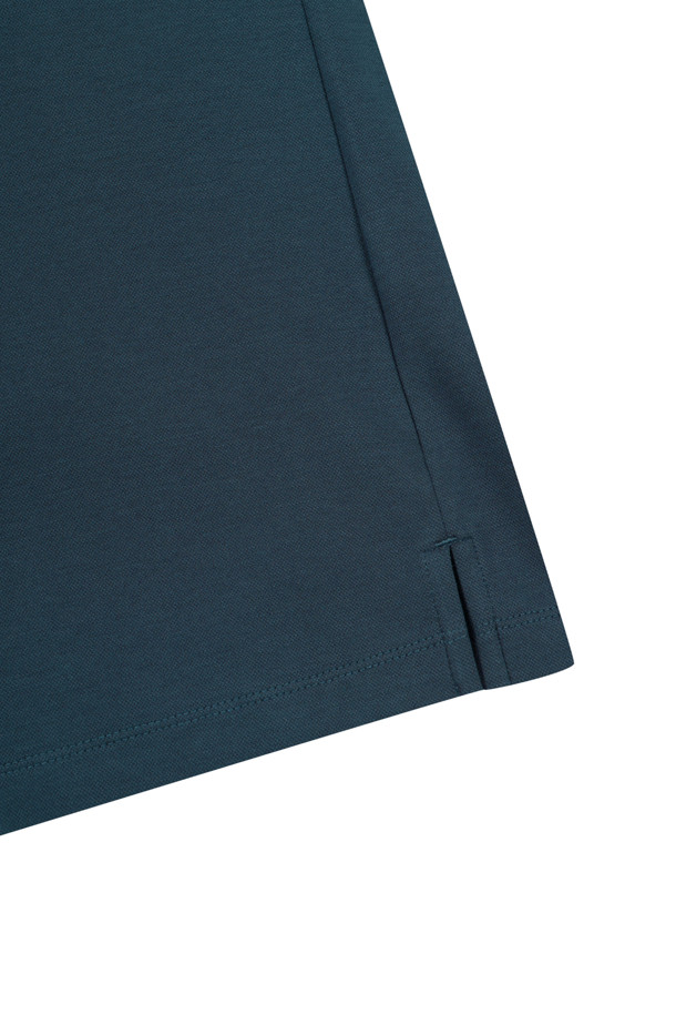 소프트 터치 피케 폴로 카라 반팔 티셔츠는 부드러운 촉감이 특징인 남성용 상의입니다. 스포티하면서도 캐주얼한 무드를 연출하며, 골프, 일상 등 다양한 TPO에 적합합니다. 흡습, 신축성, 속건 기능으로 쾌적한 착용감을 제공하며, 슬림핏, 레귤러핏, 오버핏 중 선택 가능합니다. 레드, 그린, 블루 세 가지 색상으로 출시되었으며, 대비색상 칼라, 버튼 플래킷, 가슴 포켓, 곰 패치 장식, 대비색상 버튼, 어깨 모빌론 테이프, 옆트임 등의 디테일이 돋보입니다. 면, 폴리에스테르, 스판덱스 혼방 소재로 제작되어 편안한 착용감을 선사합니다.
