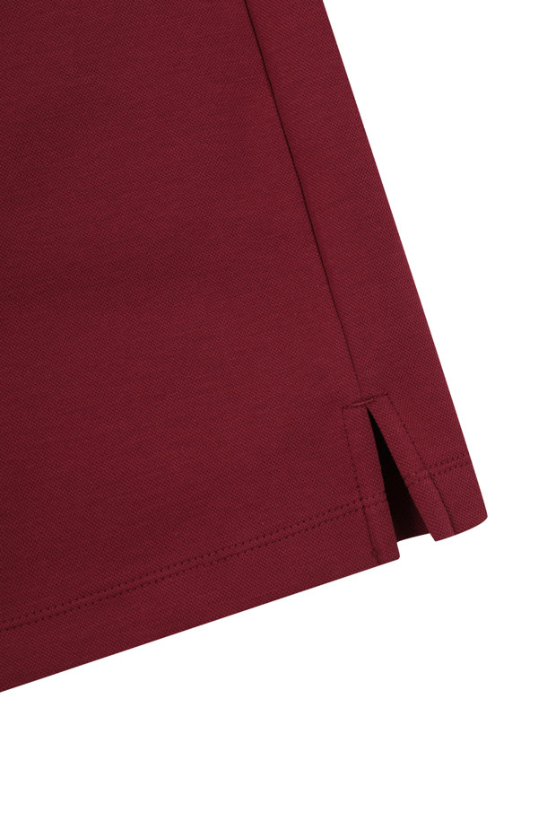 소프트 터치 피케 폴로 카라 반소매 티셔츠는 남성용 상의로, 부드러운 촉감이 특징입니다. 여름, 가을, 겨울 계절에 걸쳐 골프 및 일상용으로 활용 가능하며, 슬림핏, 레귤러핏, 오버핏으로 출시됩니다. 무지 패턴에 레드, 그린, 블루 세 가지 색상으로 만나보실 수 있으며, 폴로넥 디자인과 대비 색상 칼라가 돋보입니다. 신축성과 속건 기능을 갖춘 면, 폴리에스테르, 스판덱스 혼방 소재로 제작되었으며, 왼쪽 가슴 포켓, 리뉴얼된 베어 패치, 밑단 사이드 슬릿 등의 디테일이 돋보이는 캐주얼, 스포티 스타일의 미니멀한 골프룩입니다.
