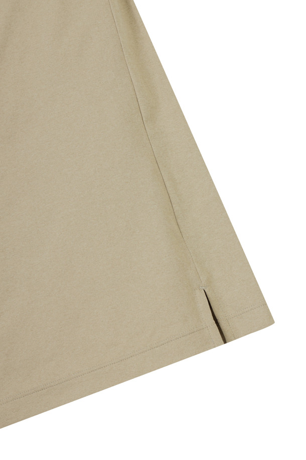 (UNI) 버튼 다운 솔리드 카라 티셔츠는 남성용 상의로, 골프 및 일상 용도로 활용 가능합니다. 부드러운 소로나 소재로 제작되어 가볍고 편안한 착용감을 제공하며, 여름, 가을, 겨울 모두 착용할 수 있습니다. 세미오버핏으로 스포티하고 베이직한 스타일을 연출하며, 다양한 컬러(라이트블루, 블루, 브라운, 그린, 블랙)로 출시되었습니다. 카라넥 디자인에 신규 개발된 자수 와펜, 목늘어짐 방지 넥밴드 테이프, 컬러 매칭 단추, 소매단과 밑단 삼봉 처리 등 섬세한 디테일이 돋보입니다. 골프룩 또는 미니멀한 스타일을 선호하는 남성분들께 추천합니다.
