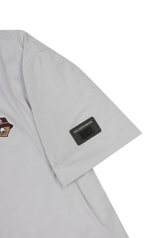 **(UNI) 컨트라스트 라인 프린트 크루넥 티셔츠**

남성용으로 디자인된 이 크루넥 티셔츠는 골프 및 일상용으로 모두 적합합니다. 블루, 그린, 그레이, 다크 그레이 등 4가지 색상으로 제공되며, 얇은 두께와 부드러운 촉감으로 편안한 착용감을 선사합니다. 소로나 소재를 사용하여 흡습 및 냉감 기능을 갖췄으며, 슬림핏, 레귤러핏, 오버핏, 세미오버핏의 4가지 핏으로 출시되었습니다. 우측 소매에 포인트 컬러 대비 프린트와 25S/S 시즌부터 적용된 새로운 자수 로고가 특징이며, 골프 티 홀더 패치가 있어 스포티한 스타일을 연출합니다.
