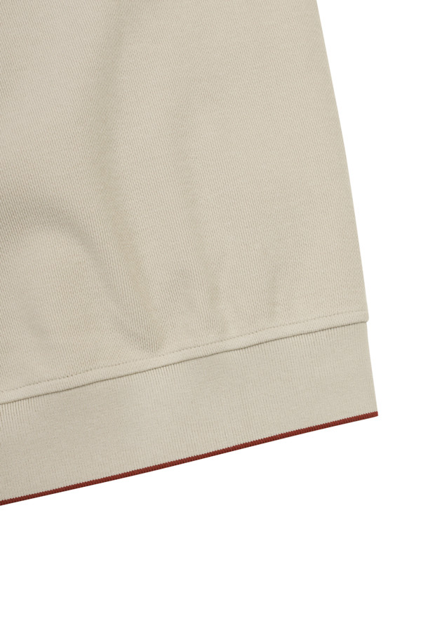 (U) 빅 로고 와펜 크루넥 스웨트셔츠는 남성용 스웨트셔츠로, 베이지, 그레이, 그린 3가지 색상으로 출시되었습니다. 봄, 가을, 겨울 계절에 골프 및 일상용으로 착용하기 좋으며, 스포티하고 캐주얼한 스타일을 연출합니다. 슬림, 레귤러, 오버핏으로 다양한 핏을 선택할 수 있으며, 라운드넥에 중간 두께감으로 부드러운 촉감이 특징입니다. 왼쪽 가슴 자수 로고 패치와 뒷목 곰 로고 자수, 밑단/소매단/네크라인 배색, 1x1 립조직 밴드, 어깨 솔기 6mm 모빌론 테이프로 디테일을 더했습니다.
