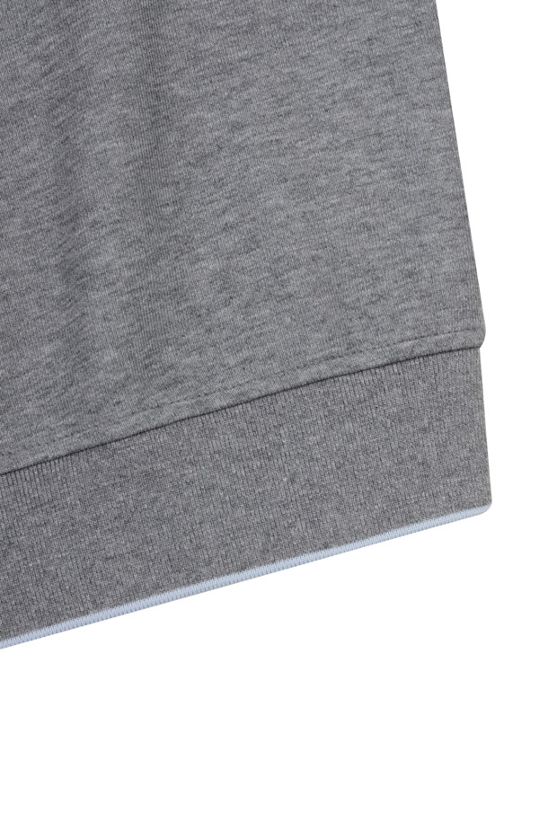 (U) Biggest Logo 와펜 크루넥 스웨트셔츠는 부드러운 플리스와 면 혼방 소재로 제작되어 편안한 착용감을 선사합니다. 베이지, 그레이, 그린 세 가지 색상으로 출시되었으며, 라운드넥에 긴 소매 기장으로 디자인되었습니다. 전면 좌측 가슴에는 곰 와펜, 후면 넥밴드 하단에는 브랜드 로고 자수 디테일로 포인트를 더했습니다. 슬림핏으로 제작되어 캐주얼, 스포티, 미니멀 스타일 연출에 용이하며, 봄, 가을 시즌 데일리룩 또는 동네 마실룩, 산책룩으로 활용하기 좋습니다. 신축성이 있어 활동성이 뛰어나며, 1X1 립밴드와 어깨 라인 모빌론 테이프 처리로 내구성을 높였습니다.
